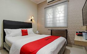 Reddoorz Plus Near Lippo Cikarang Mall